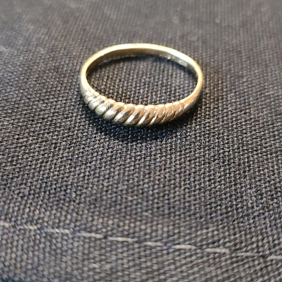 10K Ribbed Accent Ring - Picture 4 of 8
